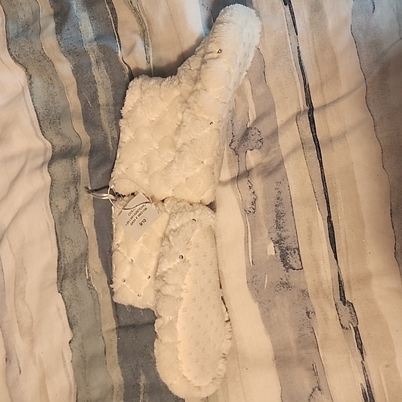 NWT! Slippers size 9/10 with velcro opening - Picture 4 of 8